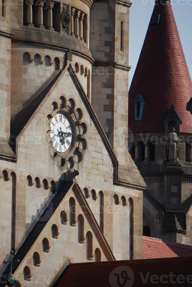 tour d'une église avec une horloge photo