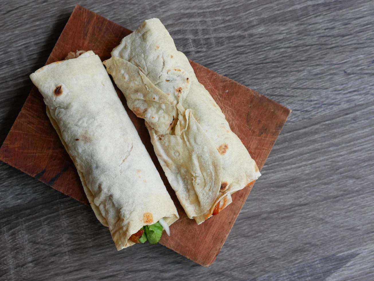 kebab sur une planche à découper en bois. mise au point douce photo