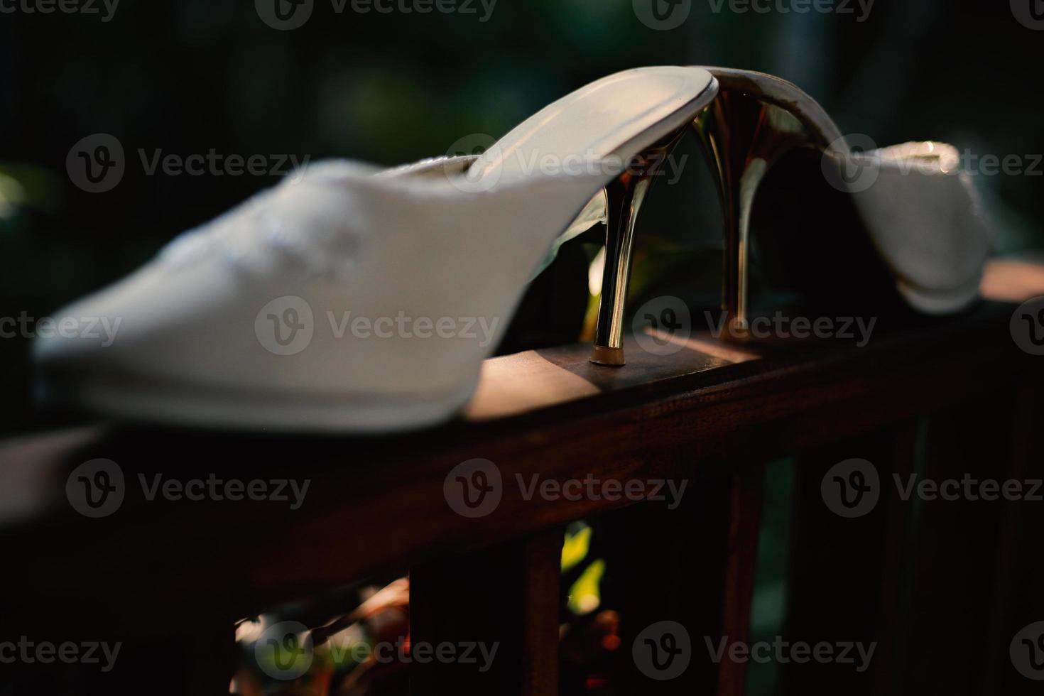 élégantes chaussures de mariage blanches photo