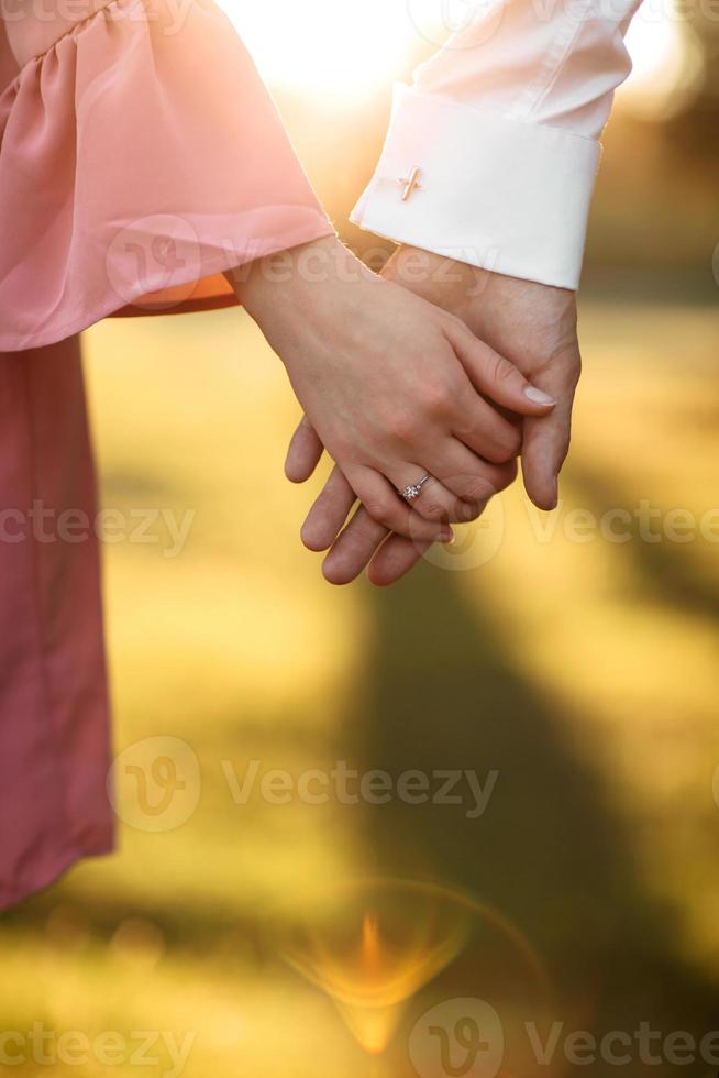 jeune couple main dans la main sur l'anneau de bras. vue rapprochée photo