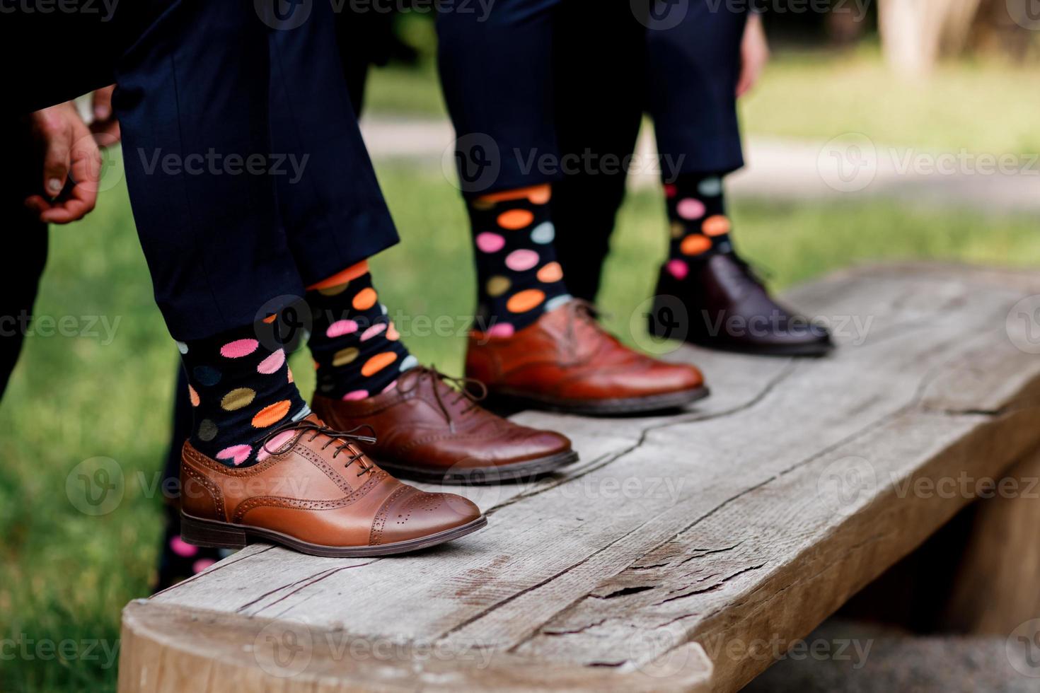 chaussettes élégantes pour hommes. valise élégante, jambes d'hommes, chaussettes multicolores et chaussures neuves. concept de style, mode, beauté et vacances photo