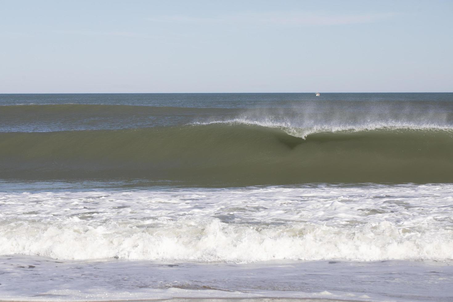 la vague de l'océan commence tout juste à se briser photo