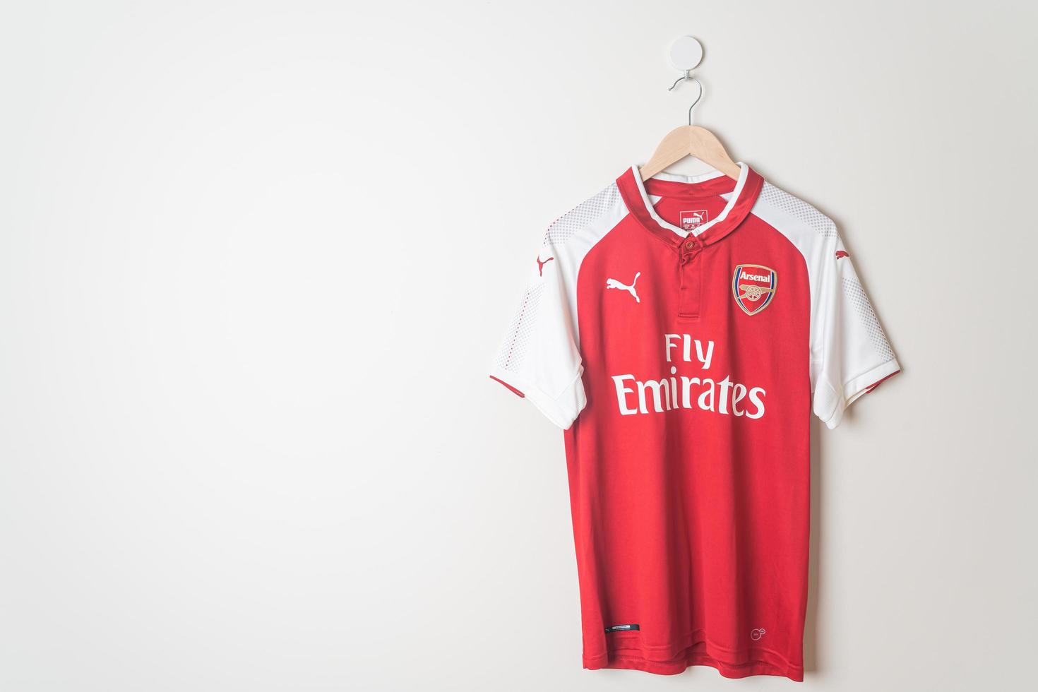 bangkok, thaïlande - 18 janvier 2022 - maillot rétro arsenal maillot domicile saison 2017-2018 photo