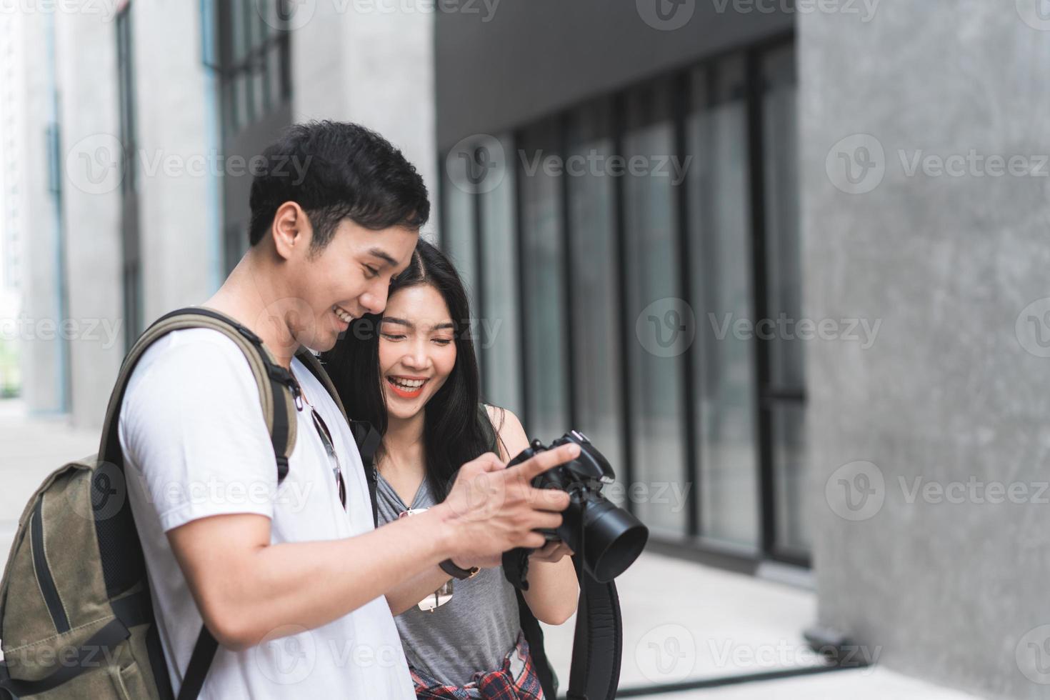 couple de voyageurs asiatiques utilisant un appareil photo pour prendre une photo tout en passant des vacances à pékin, en chine, un couple profite d'un voyage dans un monument incroyable de la ville. couple de style de vie voyage dans le concept de la ville.