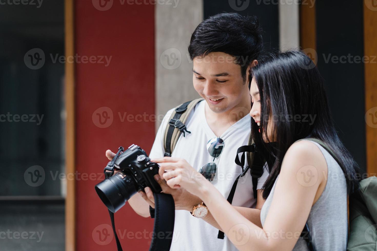 couple de voyageurs asiatiques utilisant un appareil photo pour prendre une photo tout en passant des vacances à pékin, en chine, un couple profite d'un voyage dans un monument incroyable de la ville. couple de style de vie voyage dans le concept de la ville.
