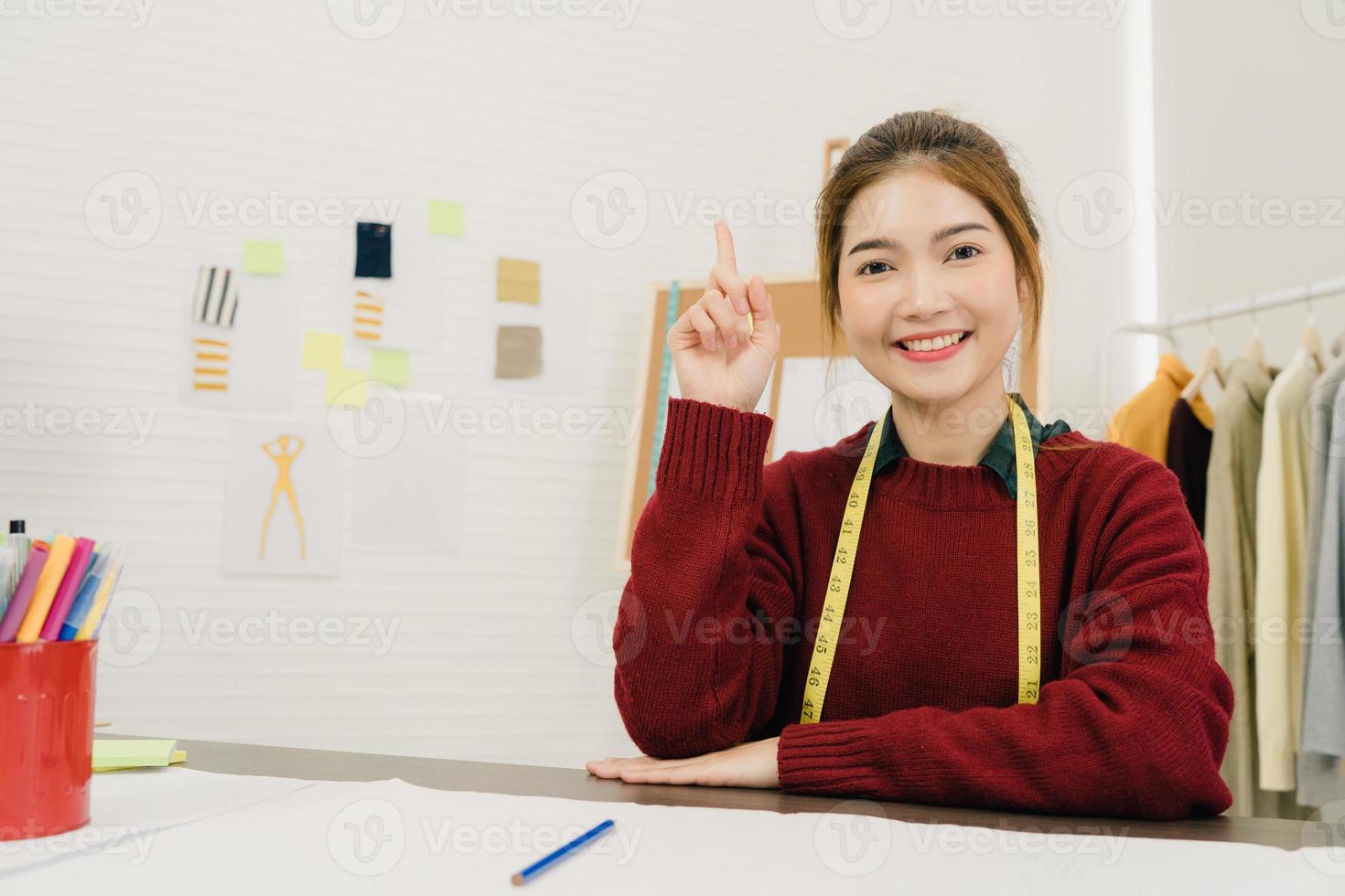 belle créatrice de mode professionnelle asiatique travaillant avec des croquis de tissus et dessinant des vêtements au studio. concept de travail des femmes de style de vie. photo