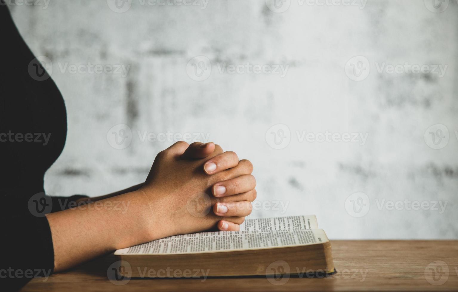 femme prière sur la bible, le culte et la religion. concept de foi, vieille bible. copie espace photo