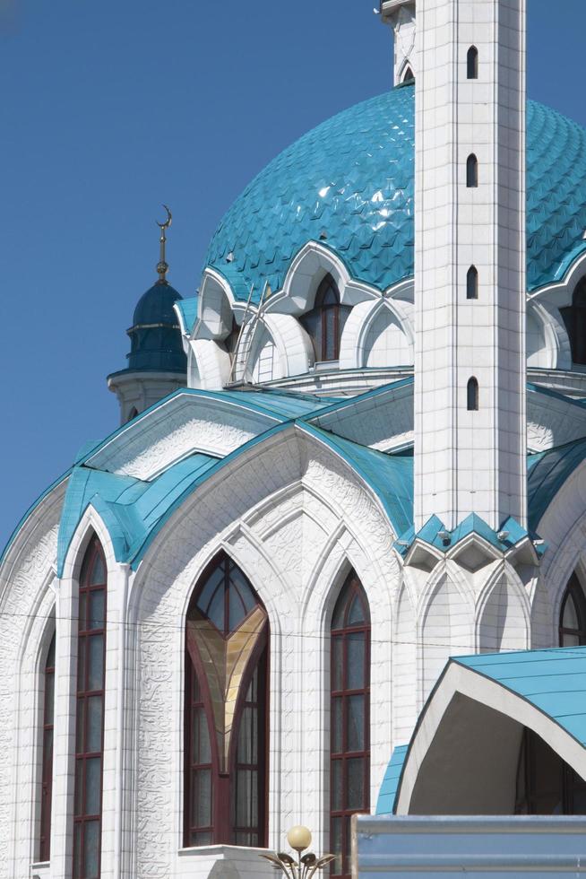 gros plan de la mosquée kul sharif, au kremlin de kazan. il porte le nom d'un érudit religieux qui mourut avec ses élèves alors qu'il défendait kazan en 1552. russie. photo