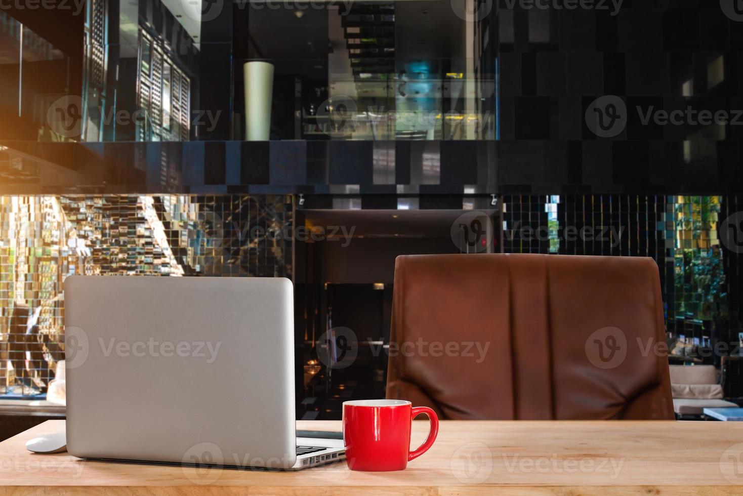 espace de travail avec ordinateur, ordinateur portable, fournitures de bureau et tasse à café, smartphone et tablette au bureau. concept de travail de bureau. photo