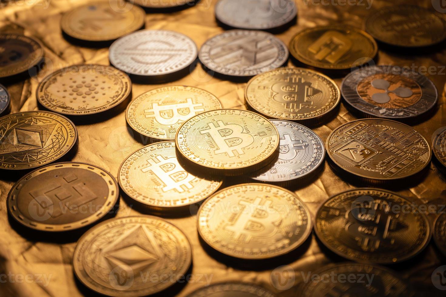 pièce de monnaie crypto-monnaie et bitcoin sur fond doré photo