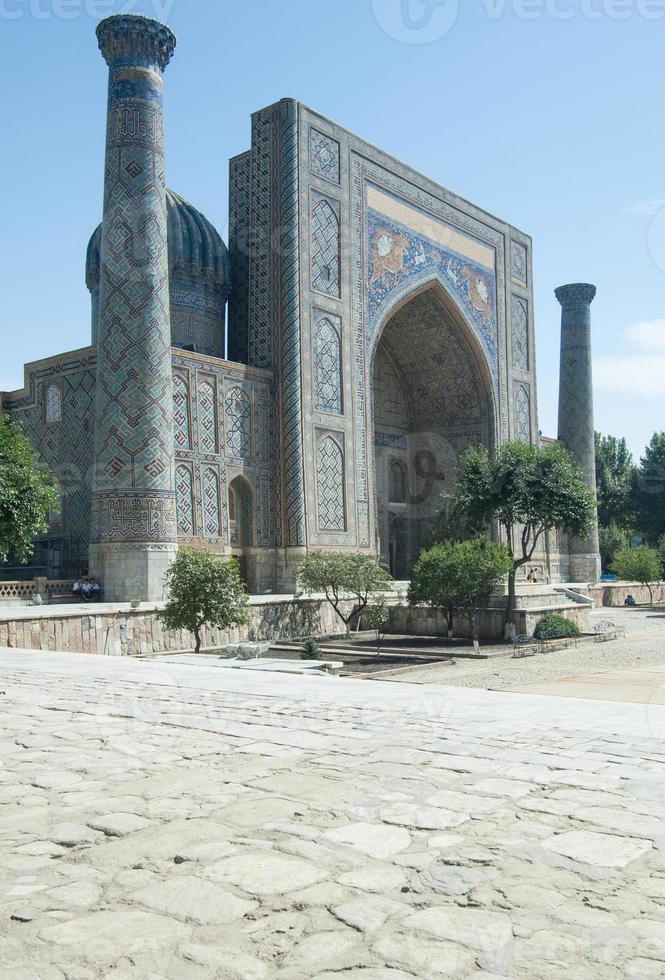 architecture du registan à samarcande. architecture ancienne d'asie centrale photo