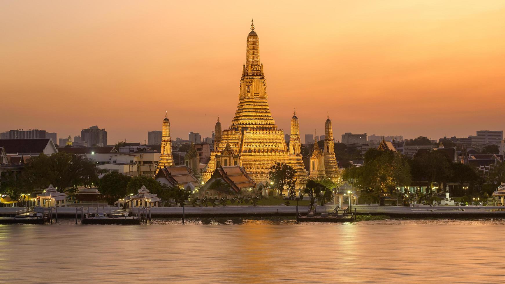 belle vue sur le temple wat arun au coucher du soleil à bangkok, thaïlande photo