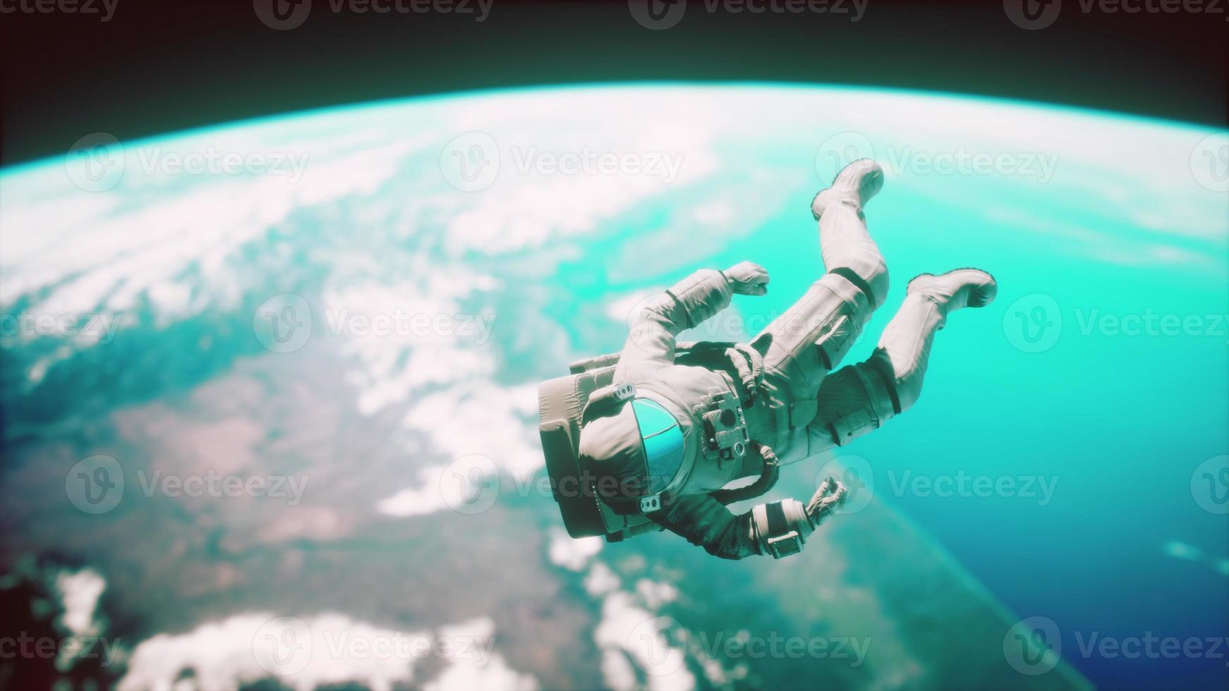 astronaute flottant au-dessus de la terre éléments de cette image fournie par la nasa photo