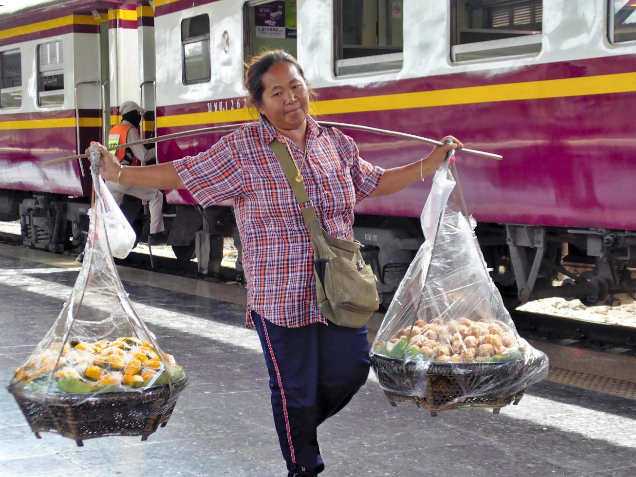 bangkok thailand.bangkok thailand15 juillet 2019colporteurs thaïlandais vendant des collations traditionnelles.à bangkok thailand.bangkok thailand15 juillet 2019 photo