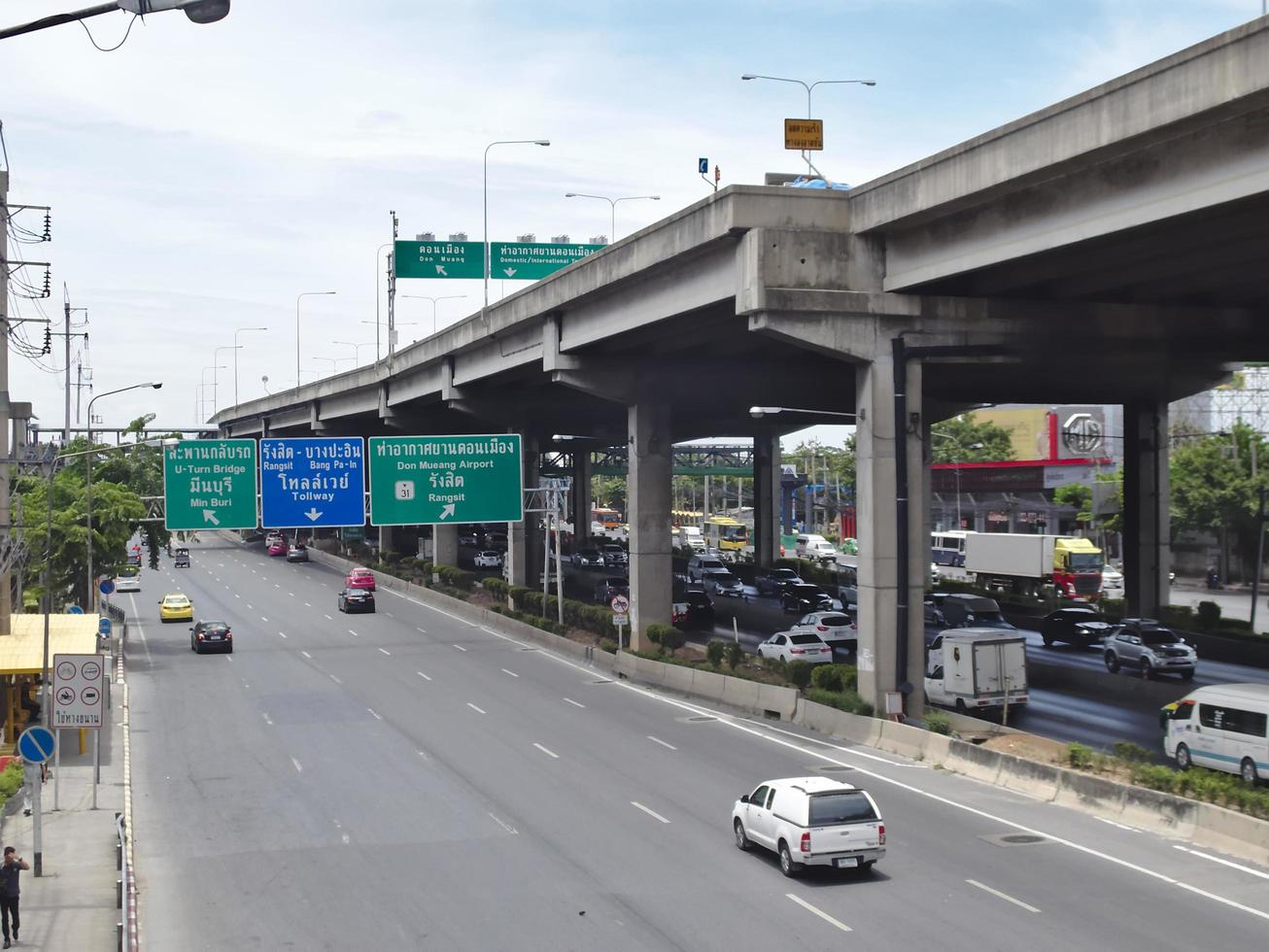 bangkok thailand30 juillet 2019vibhavadi road lak si intersection direction rangsit. sur bangkok thaïlande30 juillet 2019 photo