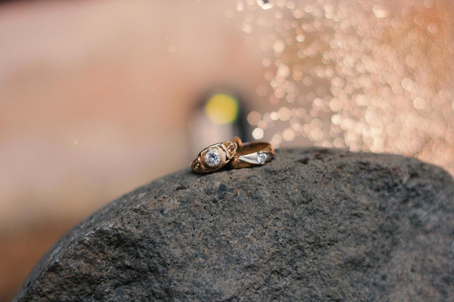 une paire d'alliances sur un rocher. anneaux de mariage symbole amour famille. photo