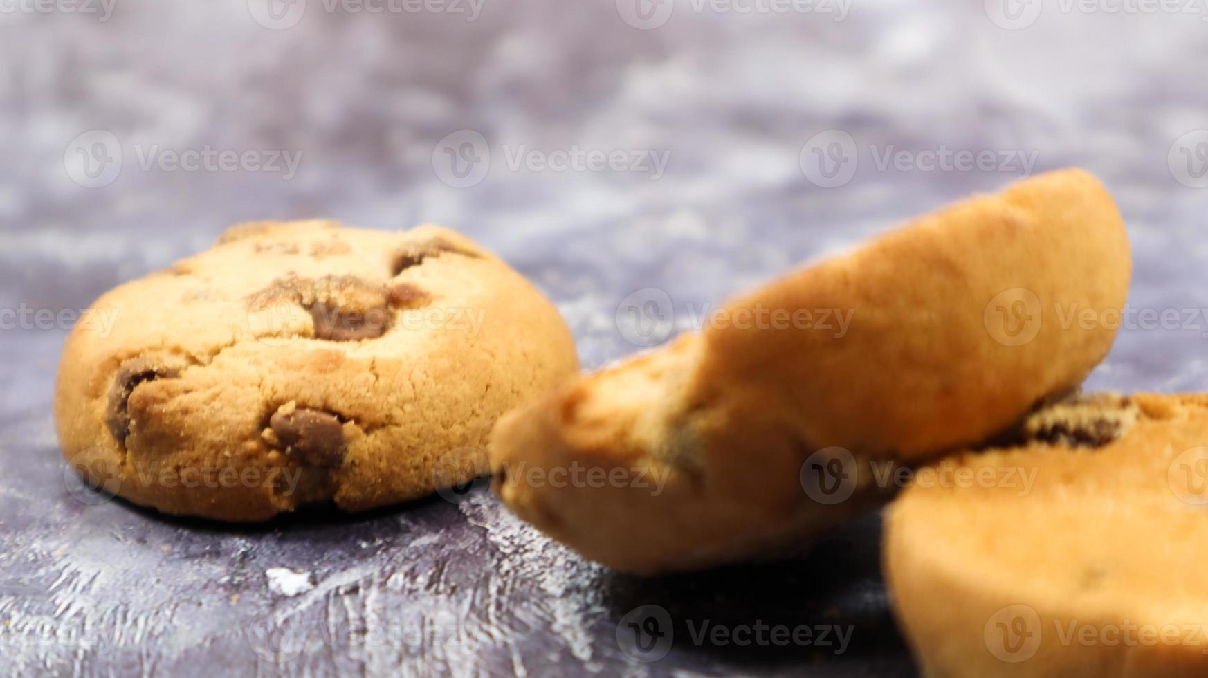 biscuits aux pépites de chocolat doux et fraîchement cuits sur un comptoir de cuisine en marbre gris. pâtisserie sucrée traditionnelle américaine, délicieux dessert maison. arrière-plan culinaire. photo