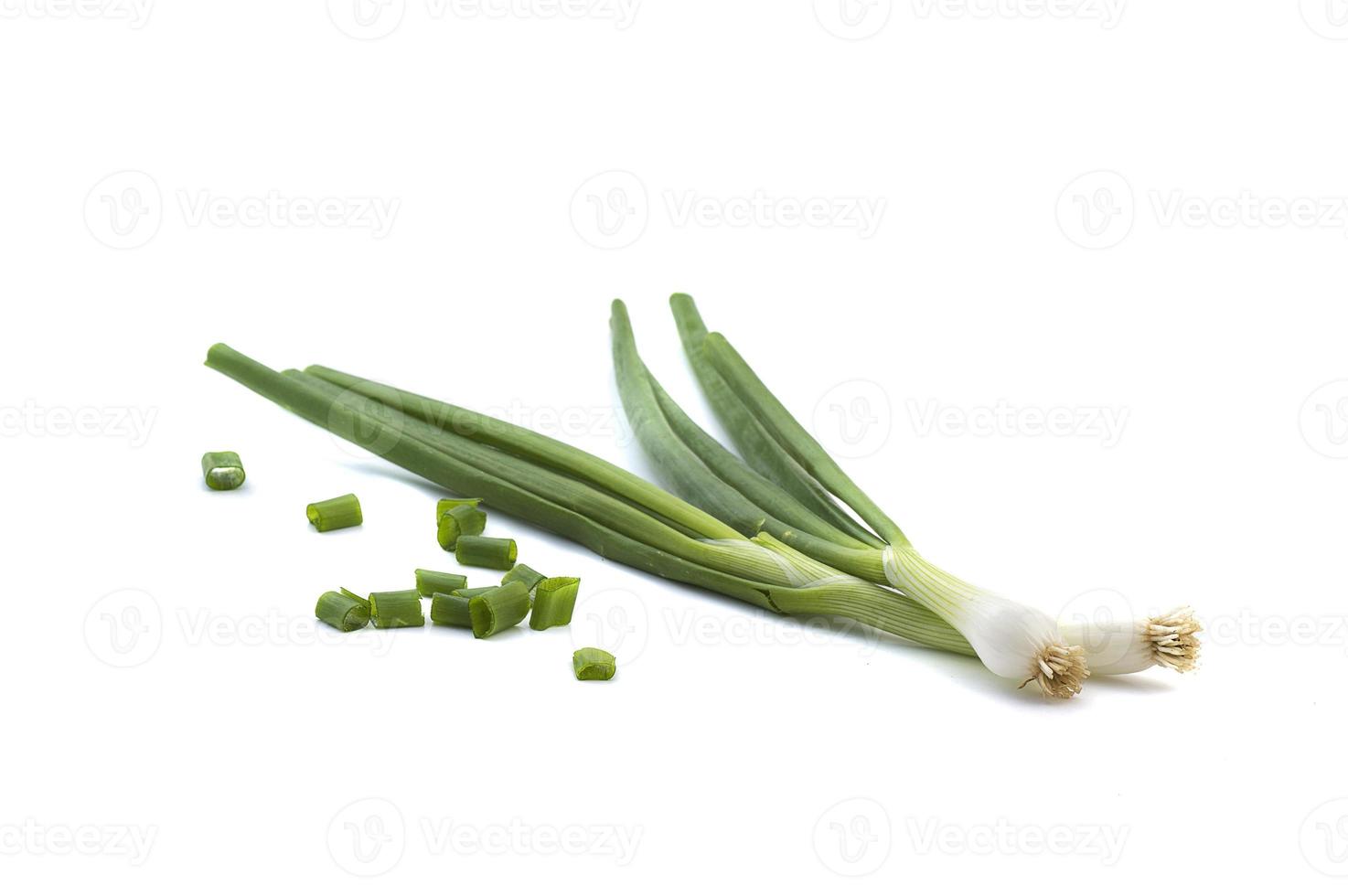 oignons verts frais mûrs échalotes ou oignons verts avec oignons verts frais hachés sur fond blanc photo