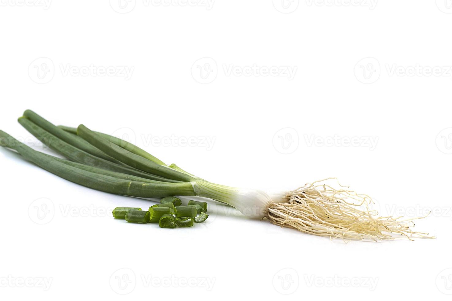 oignons verts frais mûrs échalotes ou oignons verts sur fond blanc photo
