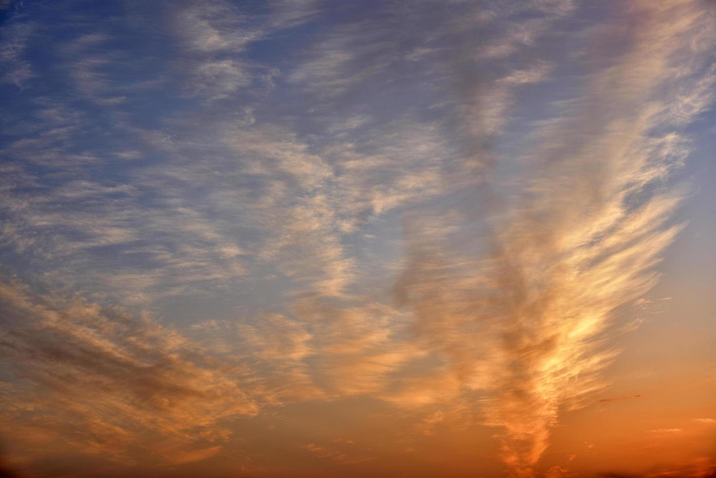 beau coucher de soleil bleu rose avec des nuages photo