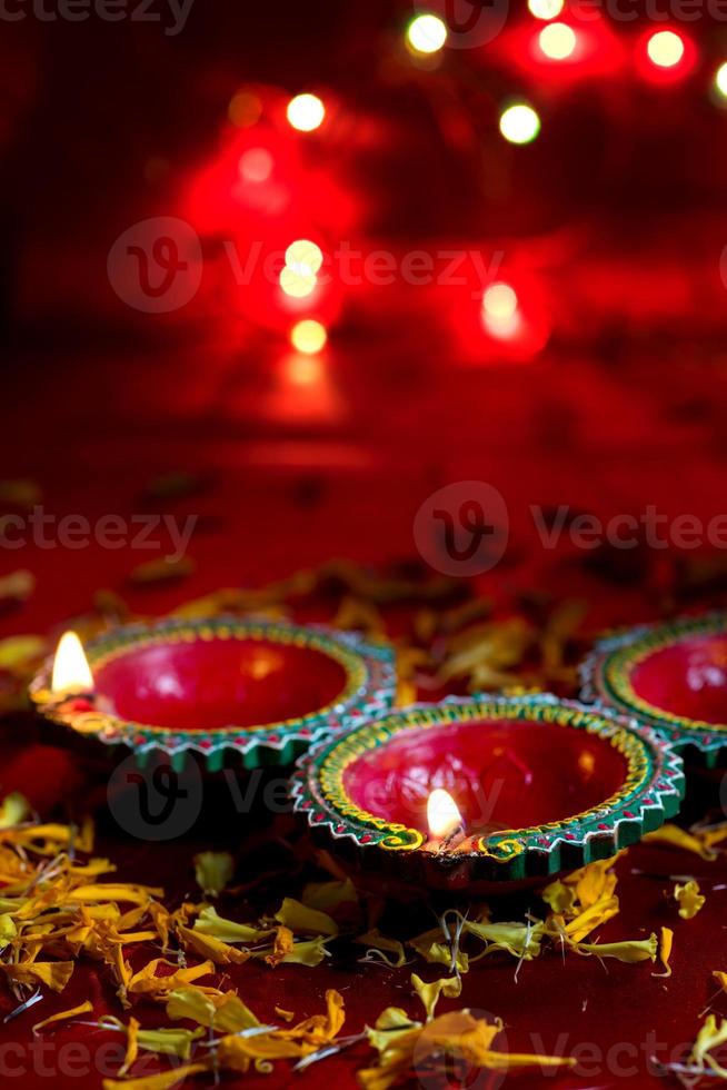 joyeux diwali - lampes diya en argile allumées pendant la célébration de diwali. conception de cartes de voeux du festival de lumière hindou indien appelé diwali photo