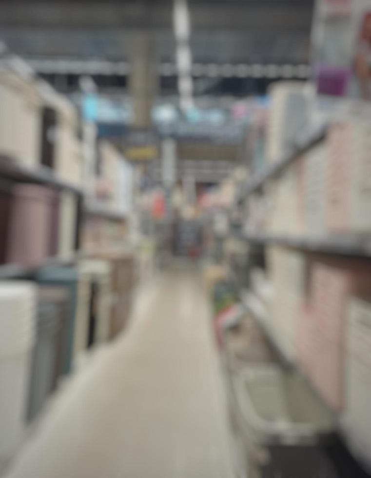 passage flou d'un supermarché avec des étagères avec des marchandises. passage abstrait dans le supermarché avec des produits colorés sur les étagères, peut être utilisé comme arrière-plan ou pour votre autre projet photo