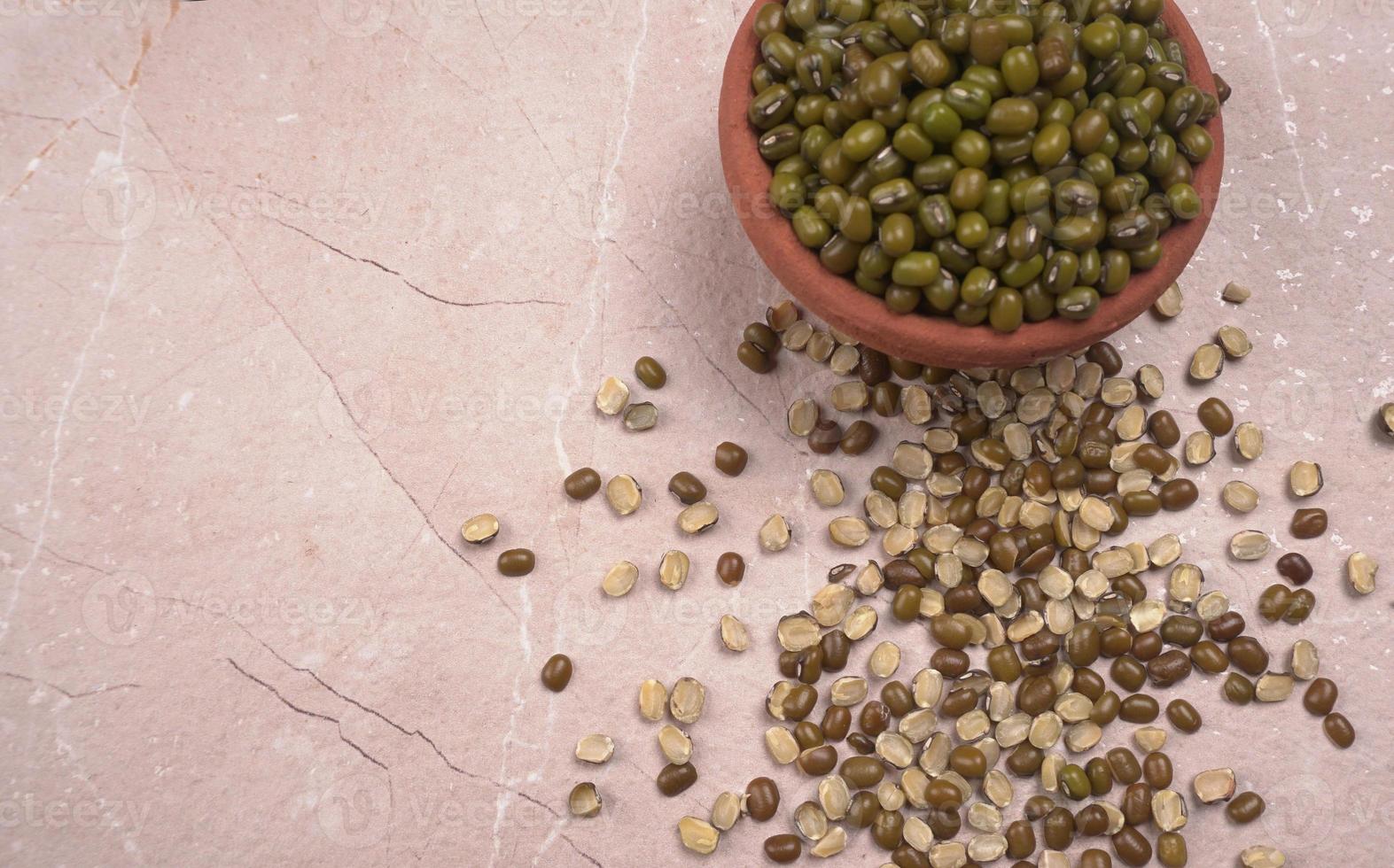 haricots mungo verts également connus sous le nom de mung dal, vigna radiata, haricots verts ou moong dal isolés sur fond blanc photo