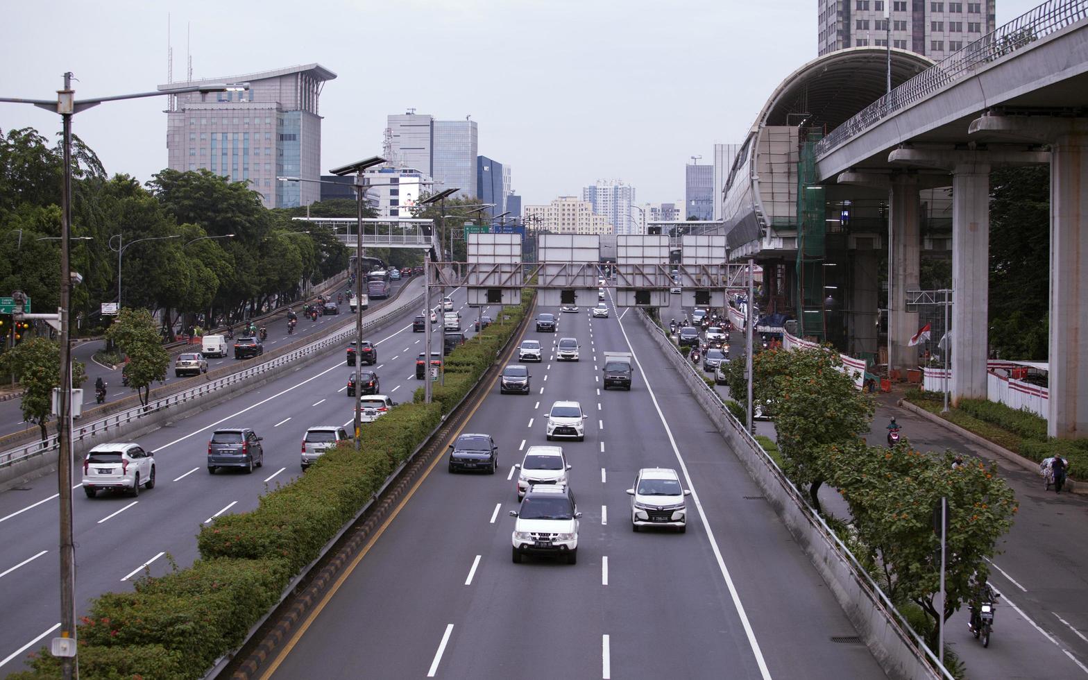 trafic sur la rue mt haryono, sud de jakarta indonésie photo