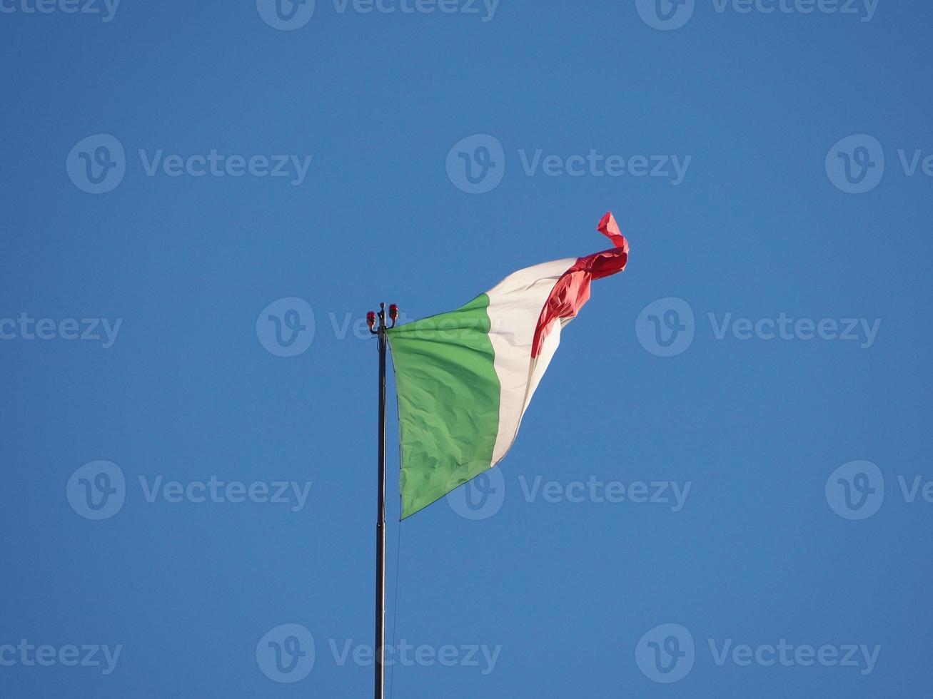 drapeau italien de l'italie sur le ciel bleu photo