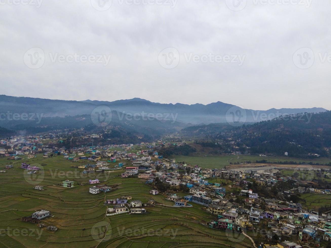 vue aérienne de la ville de baijnath. tir de drone du district de bageshwar. photo