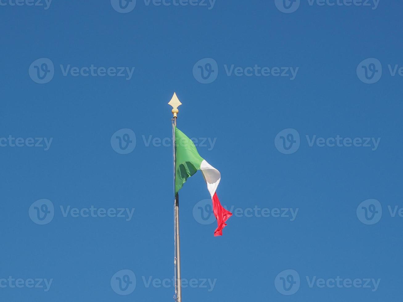 drapeau italien de l'italie sur le ciel bleu photo