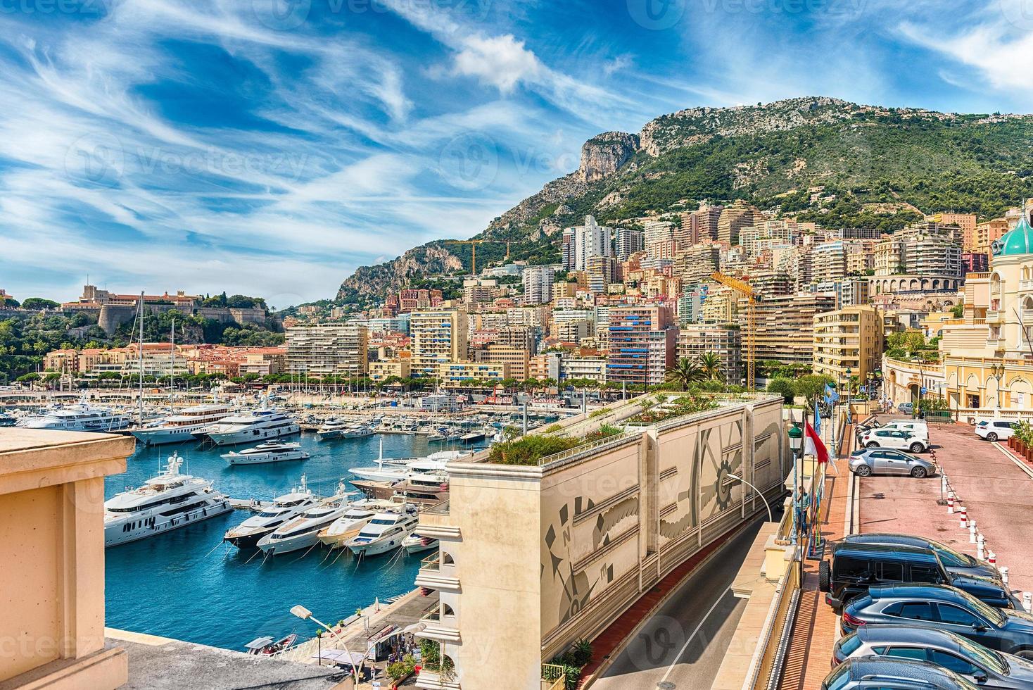 vue sur les yachts et appartements de luxe à monte-carlo, monaco photo