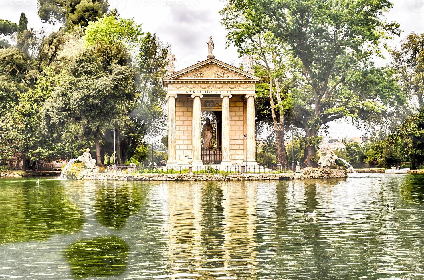 Temple d'Esculape dans la Villa Borghèse, Rome, Italie photo