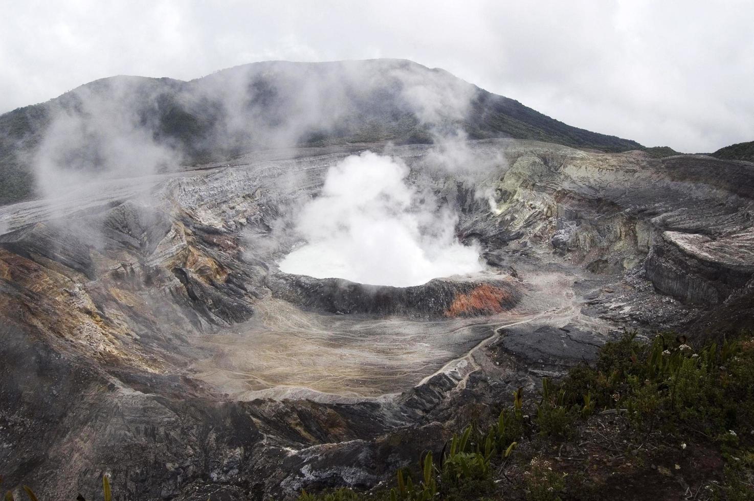 vue aérienne. beau paysage avec volcan poas et fumée sortant de son cratère.costa rica photo