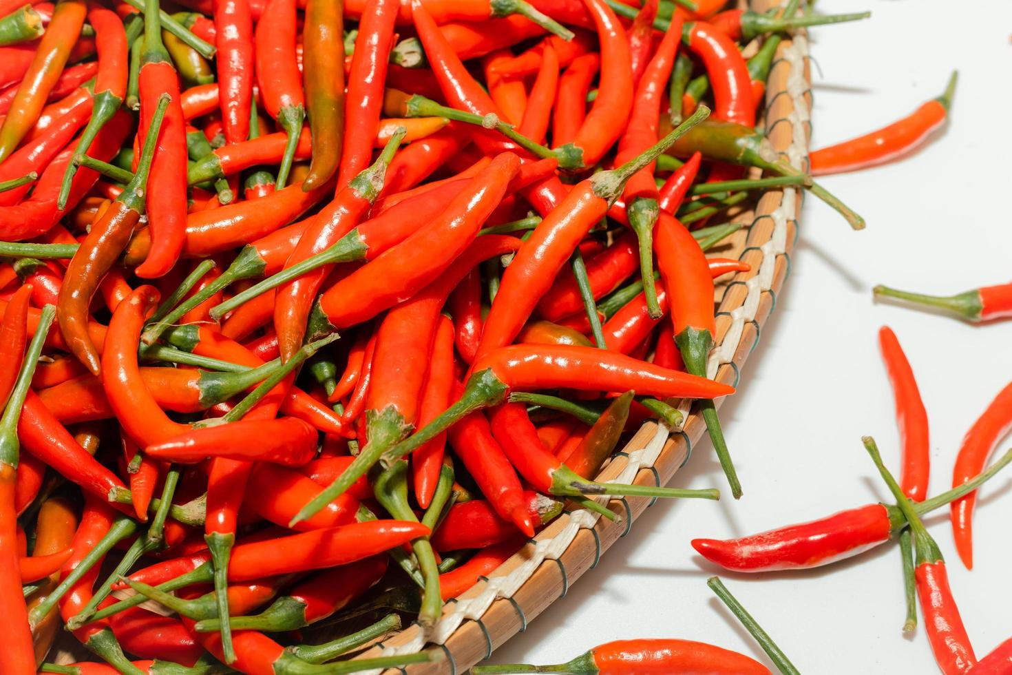 flocons de piment rouge frais bio aux épices thaïlandaises. photo