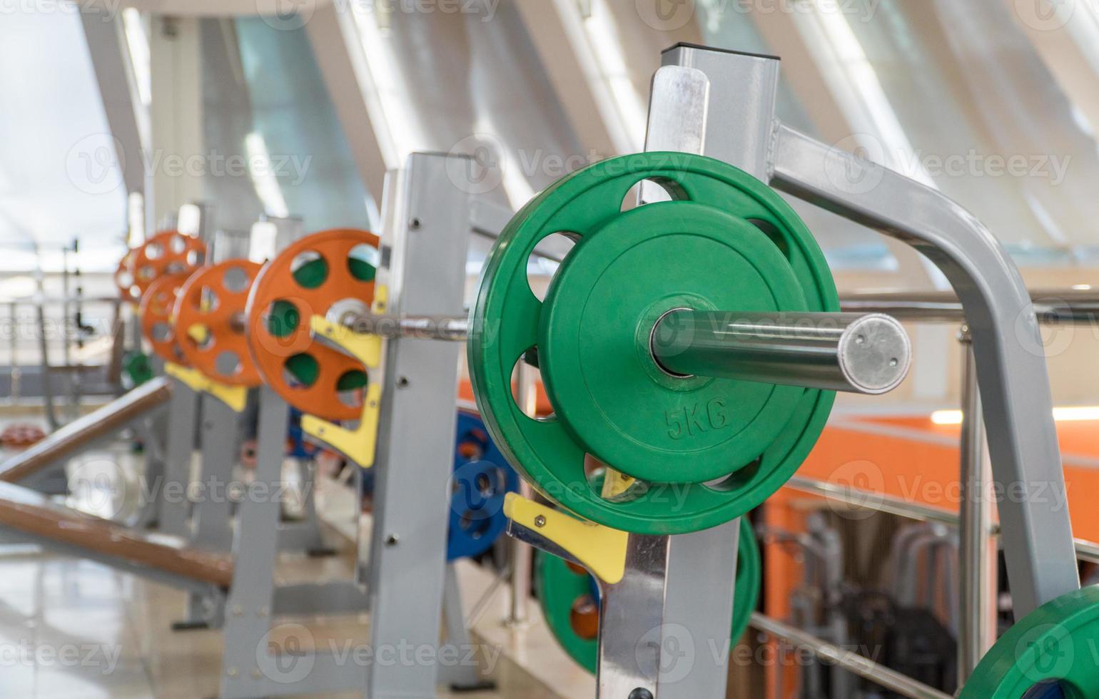 équipements sportifs et haltères dans la salle de gym photo