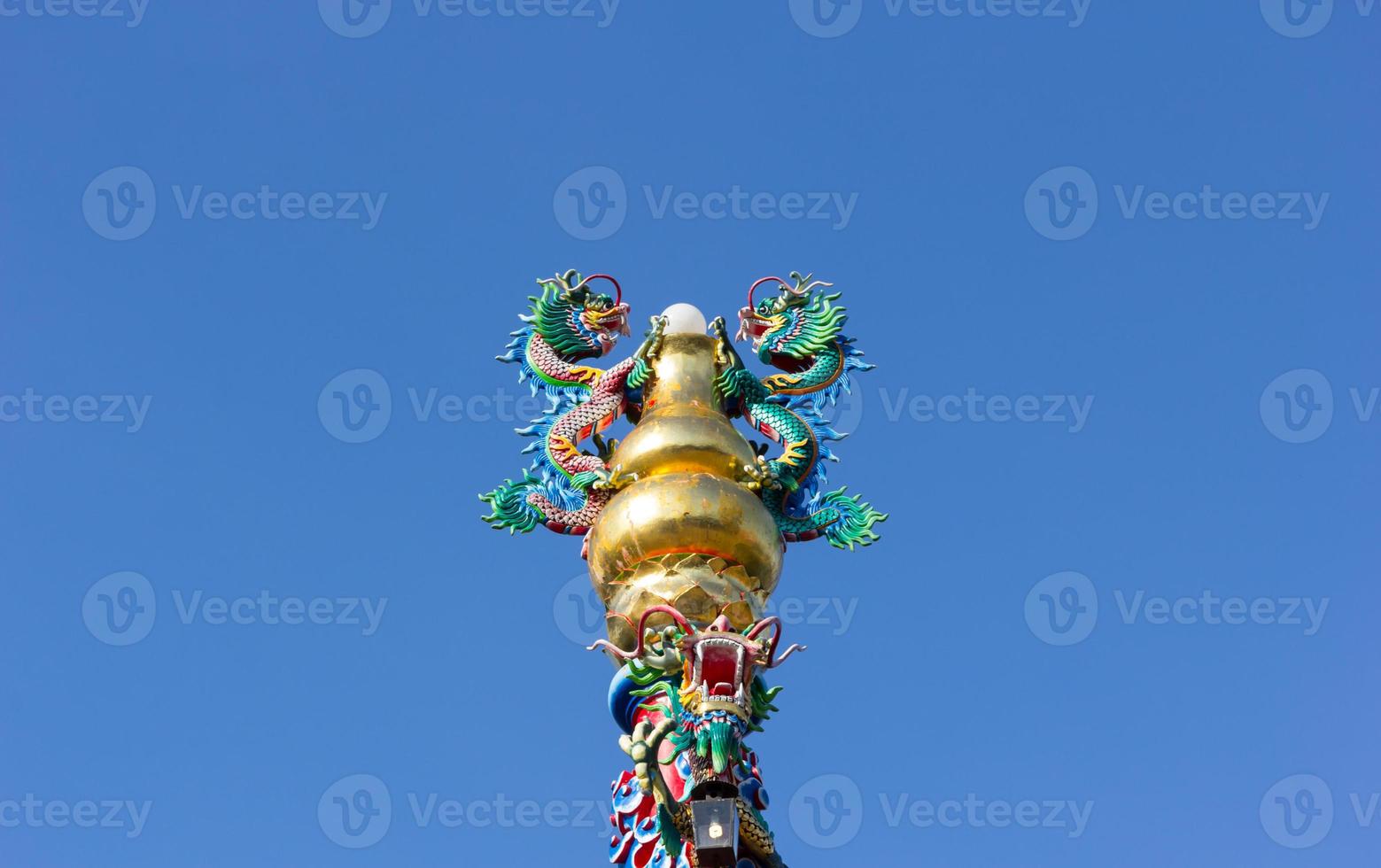 poteau de dragon avec fond de nature ciel bleu photo