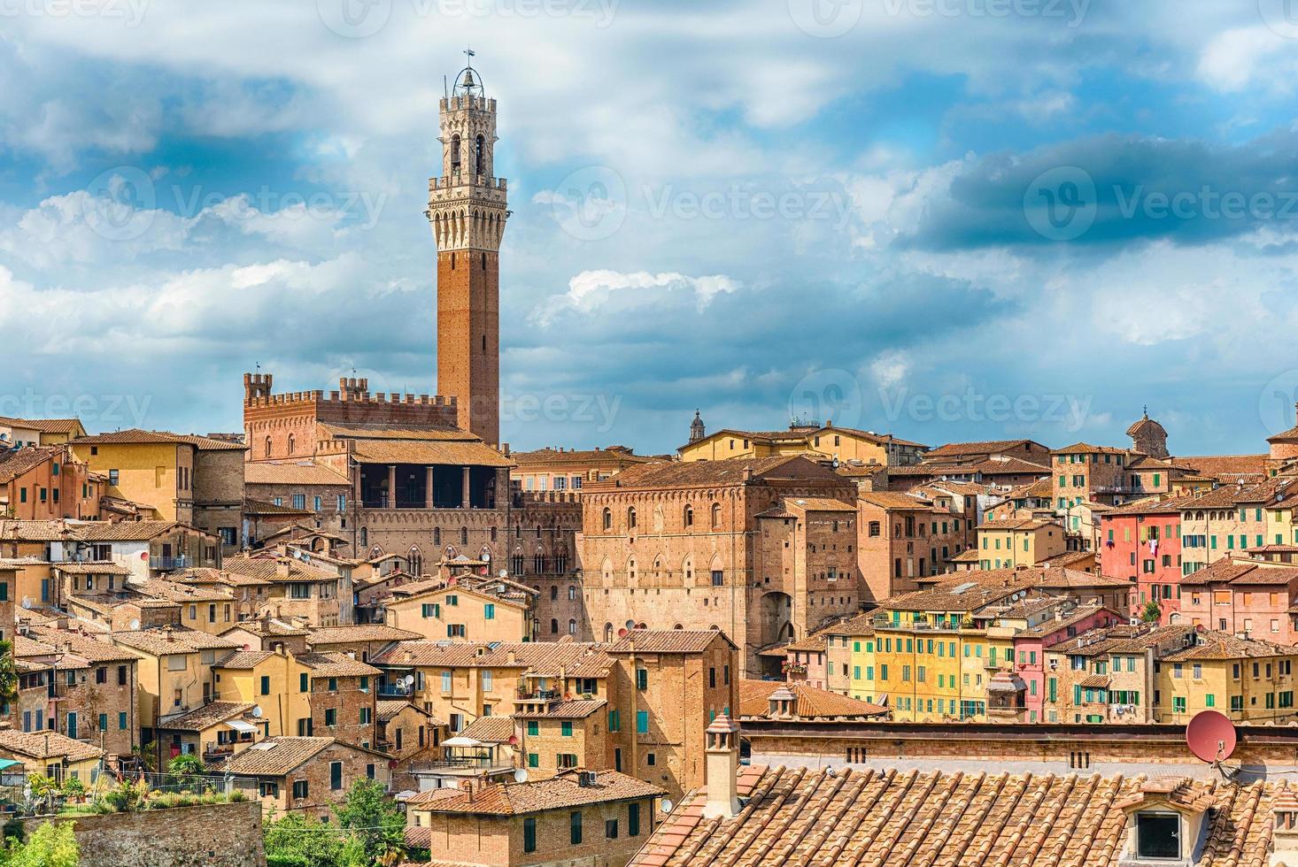 vue sur le centre-ville pittoresque de sienne, italie photo