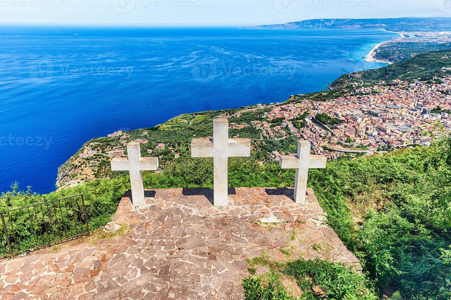 Trois croix au sommet du mont sant'elia, palmi, italie photo