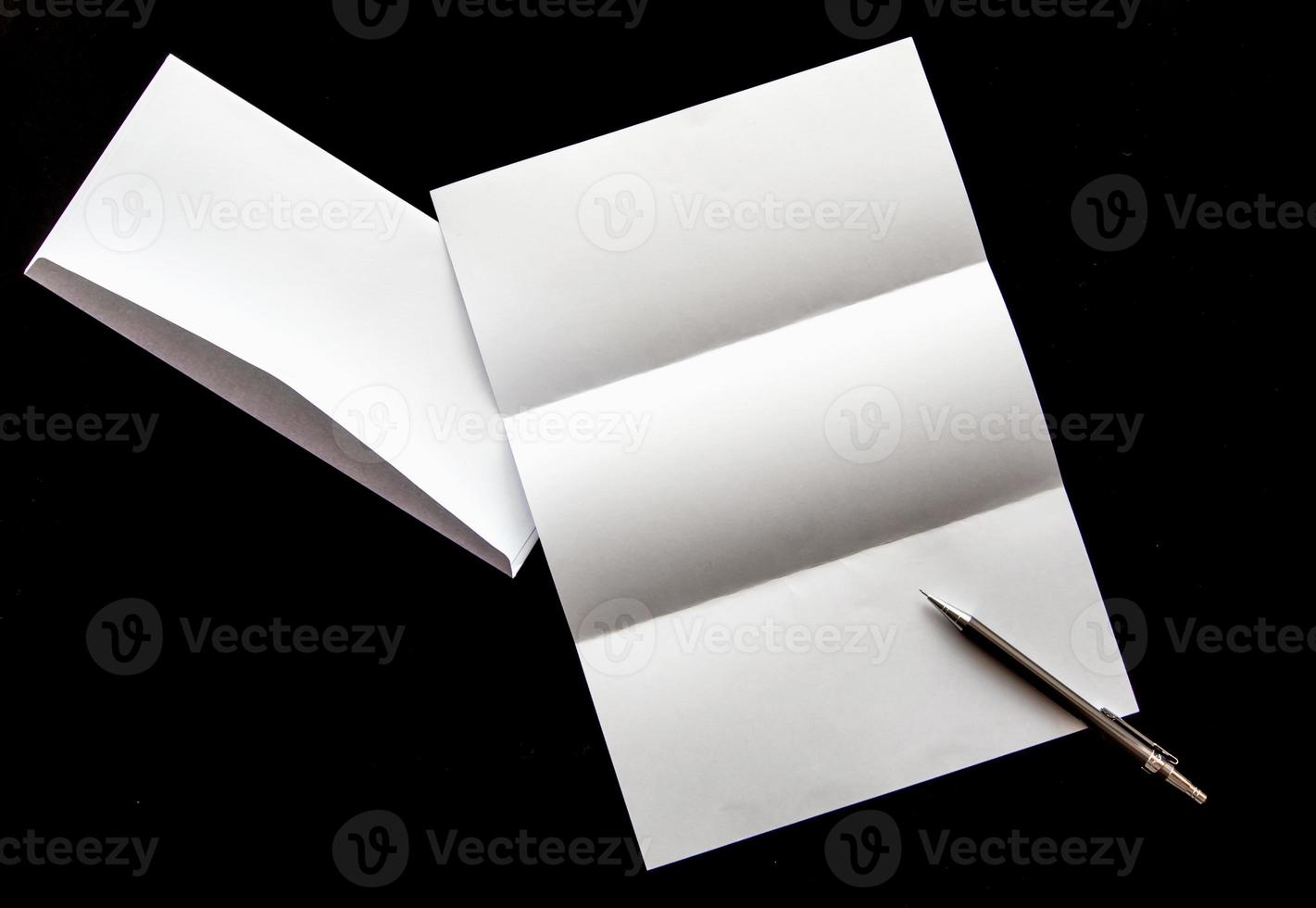vierge de papier à lettres et enveloppe blanche avec stylo photo