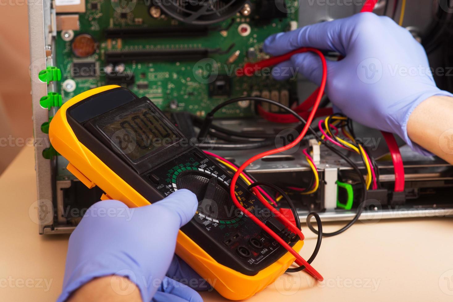 l'assistant répare l'ordinateur personnel avec des outils et des mains. démontage de l'ordinateur en pièces détachées photo