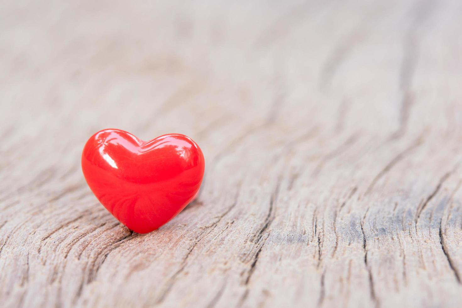 fond de saint valentin avec des coeurs rouges sur une planche en bois, espace de copie photo