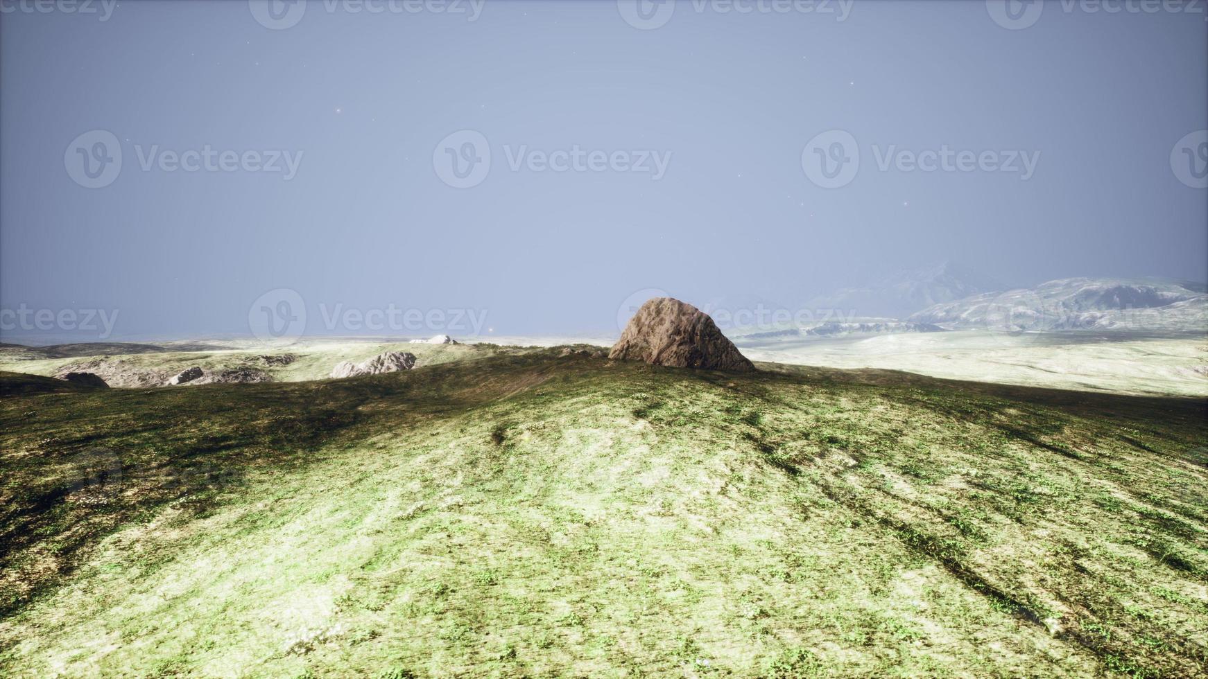 paysage d'aventure en plein air dans les montagnes au bel été vert photo