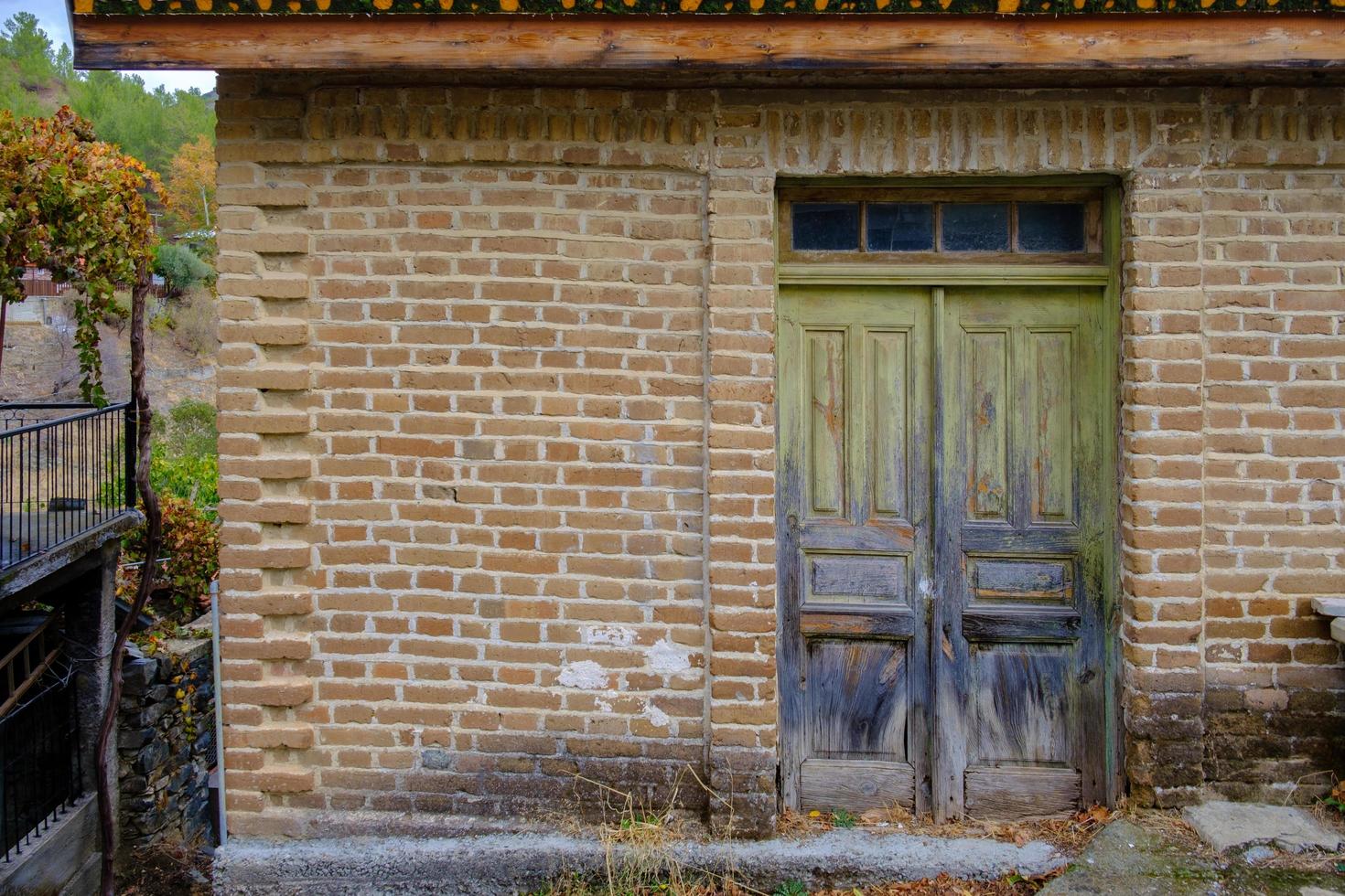 maison rustique méditerranéenne rustique dans le village de tris elies. photo