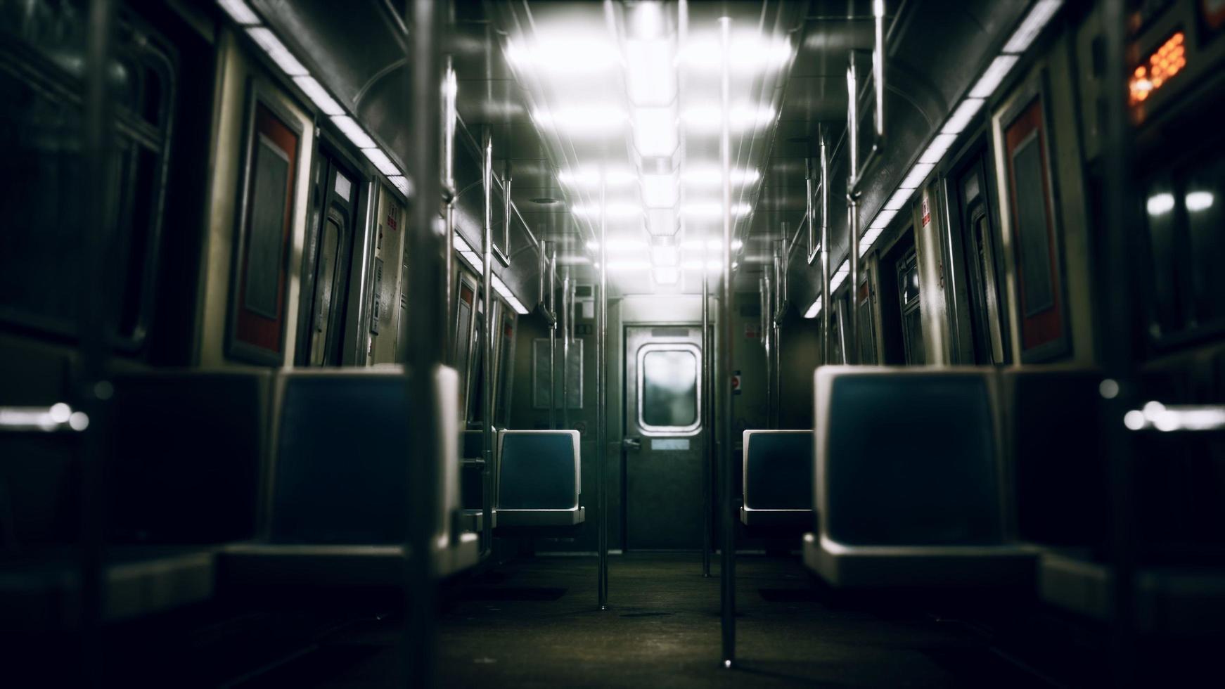 à l'intérieur de la voiture vide du métro de new york photo