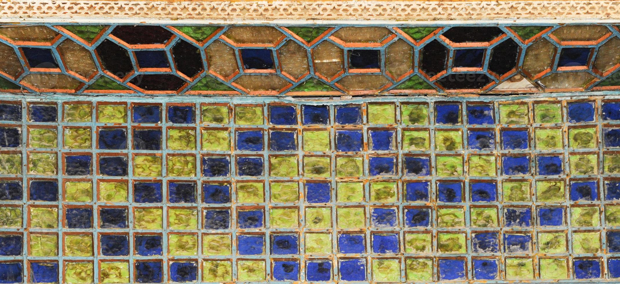 mosaïque en céramique ancienne asiatique. éléments d'ornement oriental sur les carreaux de céramique photo