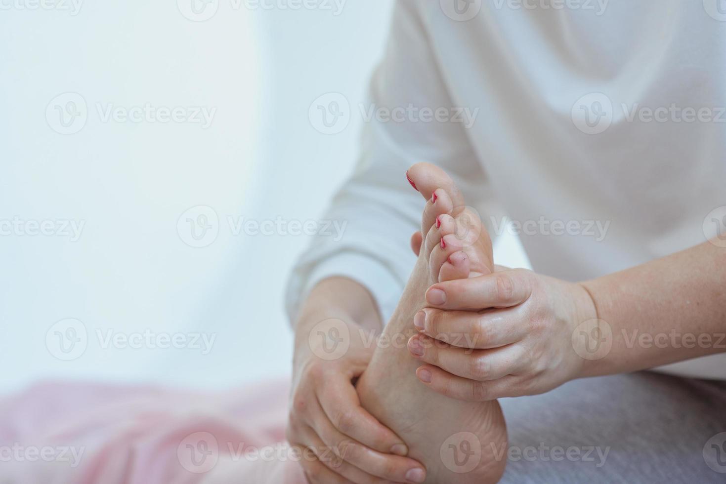 mains faisant un massage thaïlandais des pieds. médecine alternative et concept de massage thaïlandais photo