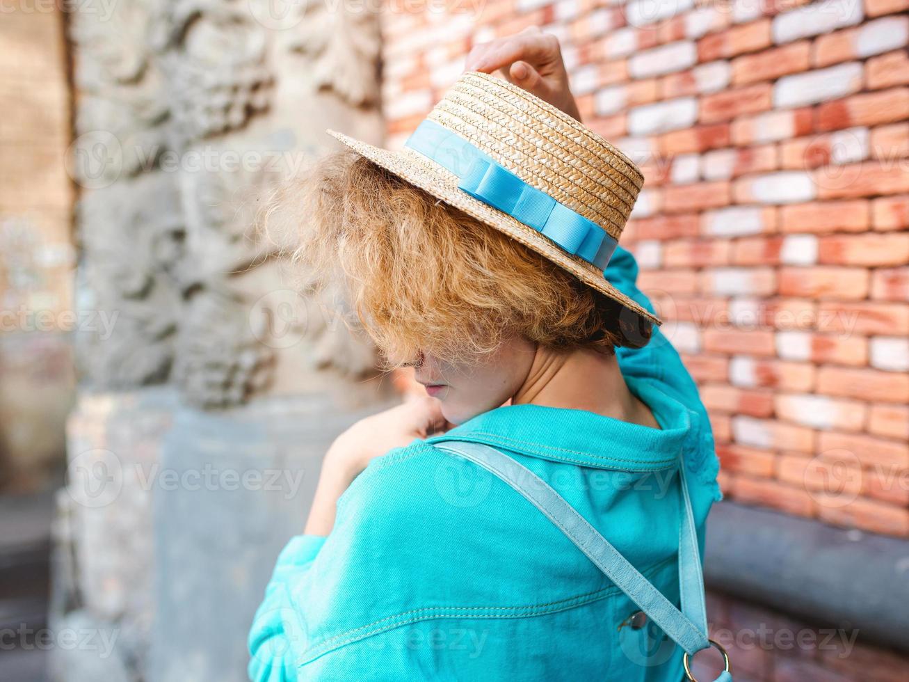 jeune femme rousse bouclée gaie en veste en jean bleu tenant et voyageur de  chapeau de paille. amusement, été, voyage, mode, concept jeunesse 5599978  Photo de stock chez Vecteezy