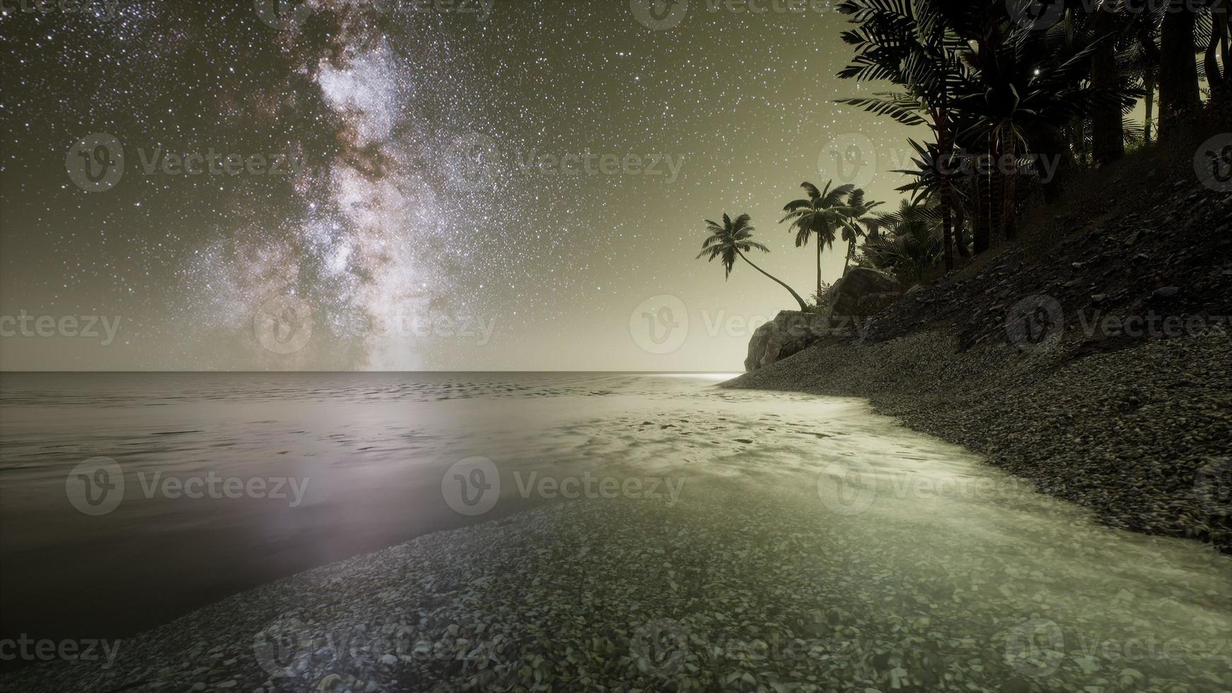 belle plage tropicale fantastique avec étoile de voie lactée dans le ciel nocturne photo