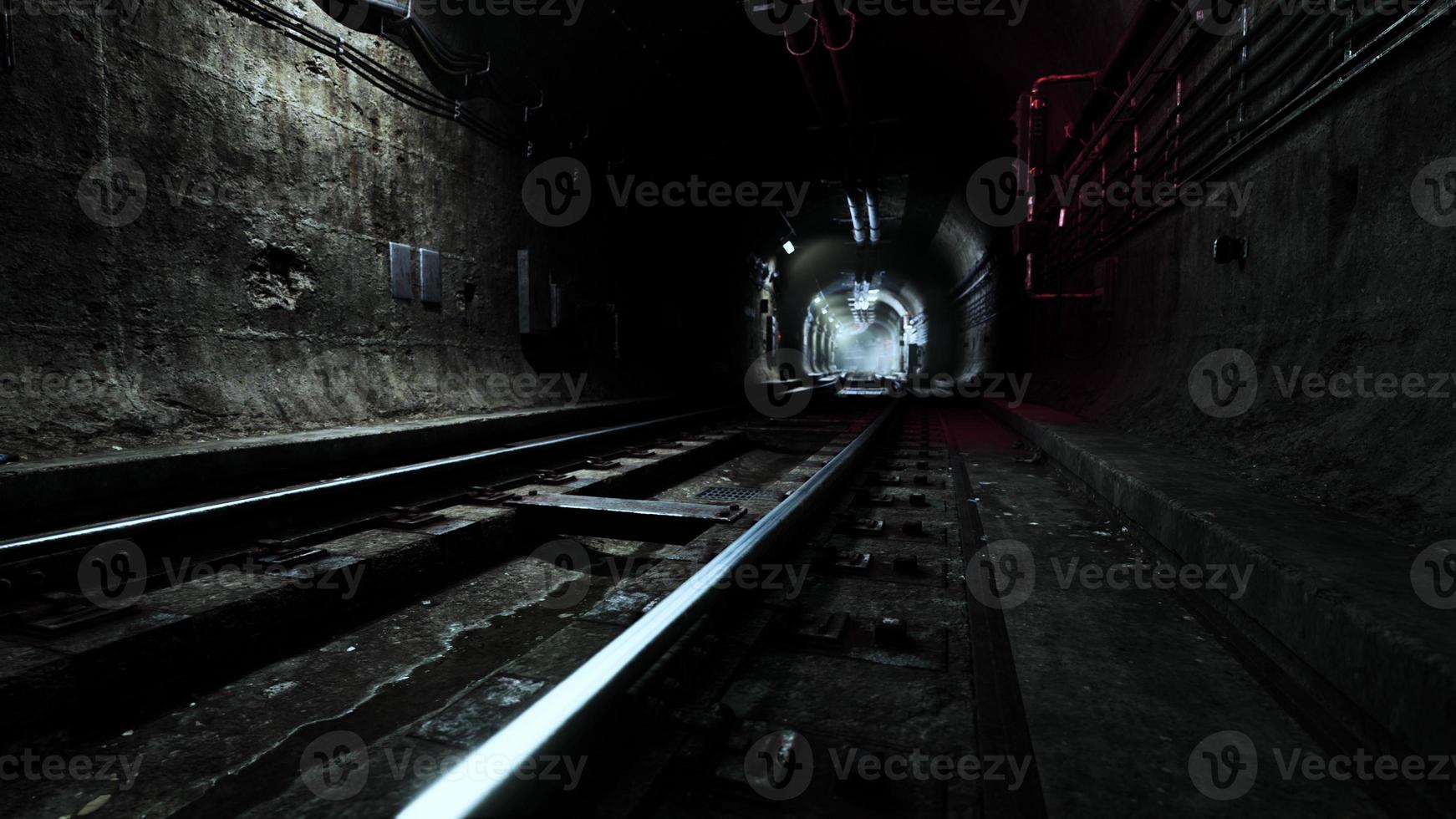 tunnel ferroviaire vide près de la gare souterraine photo